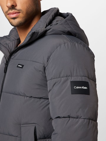 Calvin Klein Zimní bunda – šedá