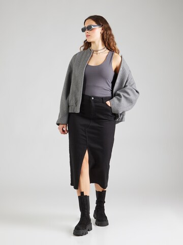 Top 'CARESA' di ONLY Carmakoma in grigio