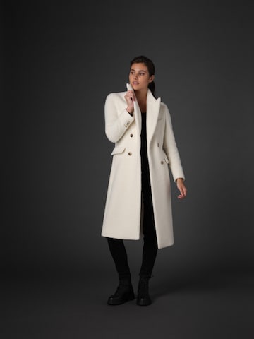 Vulto Pitkä talvitakki 'White Alpaca Double-Breasted Coat' värissä valkoinen