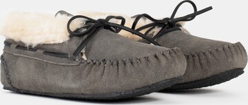 Minnetonka Moccasins 'Chrissy' in Grey