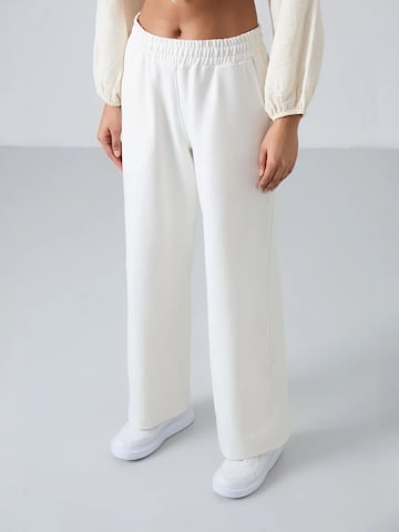 Tommy Life Wide leg Sportbroek in Wit: voorkant