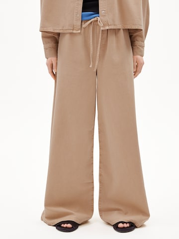 Loosefit Pantalon ARMEDANGELS en marron : devant