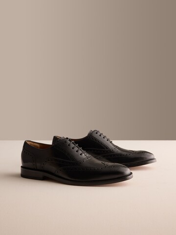Chaussure à lacets 'Brogue' Next en noir