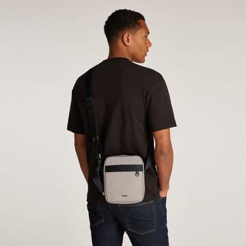 Calvin Klein Crossbody Bag in Green: front