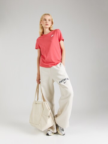 Nike Sportswear Футболка 'Club Essential' в Ярко-розовый