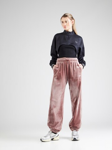 Nike Sportswear Tapered Housut värissä punainen