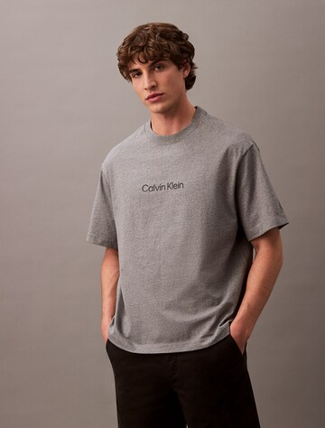 Calvin Klein Футболка в Серый: спереди