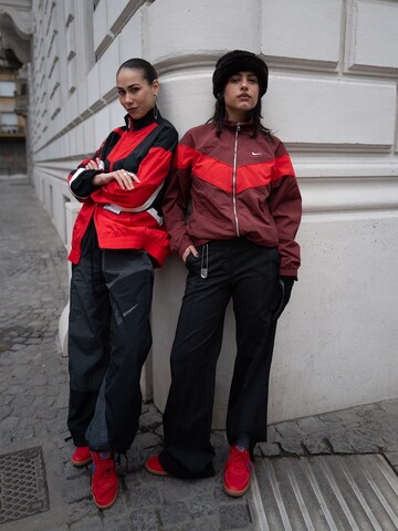 Nike Sportswear Φθινοπωρινό και ανοιξιάτικο μπουφάν σε κόκκινο