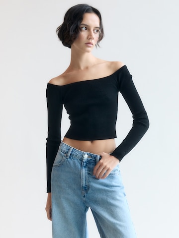 Pulover de la Pull&Bear pe negru: față