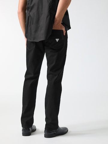 GUESS Regular Jeans in Schwarz
