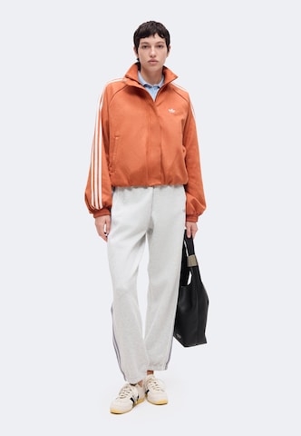 ADIDAS ORIGINALS Välikausitakki 'Adilenium Season 6' värissä punainen