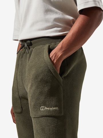 Regular Pantalon de sport Berghaus en vert
