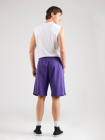 Largi Pantaloni 'NBA' de la NEW ERA pe mov