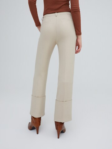 EDITED Normalny krój Spodnie w kant 'Aviana' w kolorze beżowy
