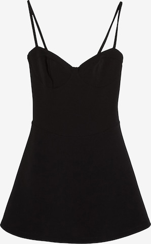 Rochie de la Bershka pe negru: față