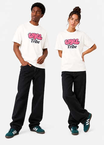 Loyal Athletics by Kontra K Unisex T-Shirt mit Print in Loose Fit in Weiß: Vorderseite