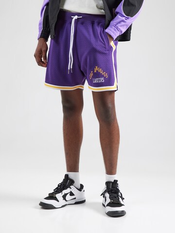 Mitchell & Ness Обычный Штаны 'LA Lakers' в Лиловый: спереди