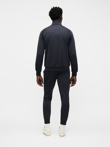 ADIDAS ORIGINALS Joggingdragt 'TECH ESS' i grå