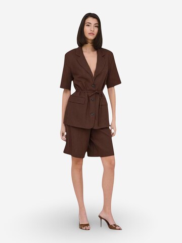 regular Pantaloni 'Jdynaomi Linen Mw Bermuda Shorts Tlr 15373939' di Jaqueline de Yong in marrone