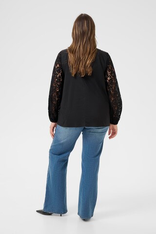 KAFFE CURVE Bluse 'Mynthia' i sort