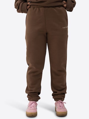 TATES Tapered Sporthose in Braun