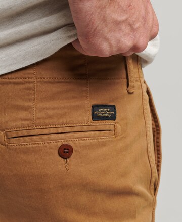 Coupe slim Pantalon chino Superdry en marron