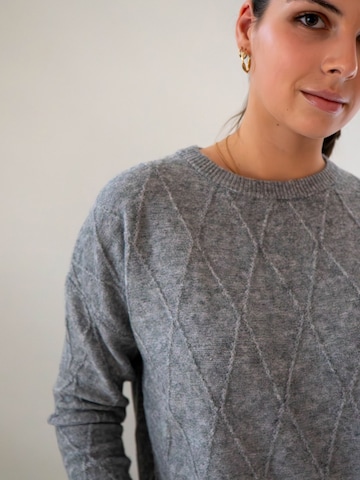 WEARABLE STORIES Pullover 'Manou' in Grau