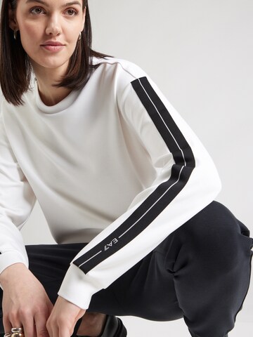 Trening de la EA7 Emporio Armani pe albastru
