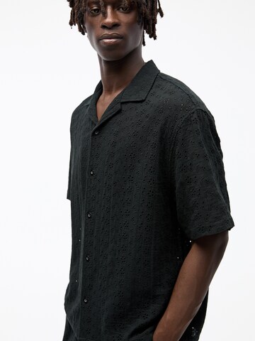 Pull&Bear Comfort Fit Hemd in Schwarz