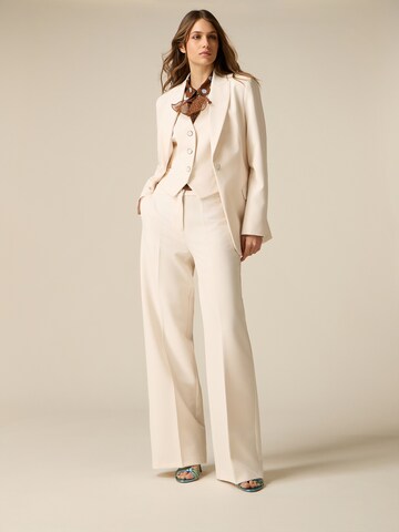 oltre Baggy Pants in White: front