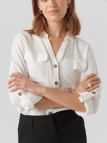 Vero Moda Tall - Blusa 'Bumpy' em branco