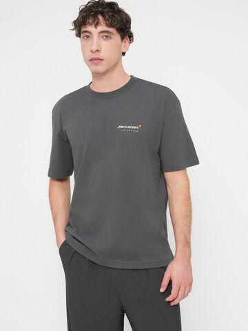 HOLLISTER Tričko 'F1 MCLAREN' - Sivá