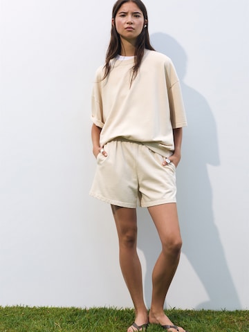 Pull&Bear Loosefit Élére vasalt nadrágok - fehér
