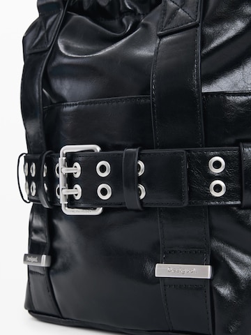 Desigual Reppu värissä musta