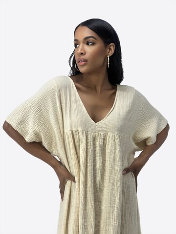 Elara Kleid in Beige