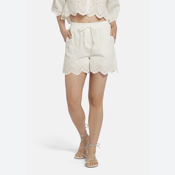 Nicowa Slimfit Shorts FEDAWIA mit Broderie-Anglaise-Bestickung in Weiß: Vorderseite
