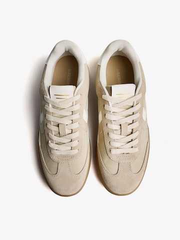 Sneaker low 'ARENA' de la Bershka pe bej
