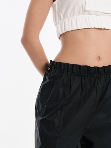 4TAILORS Loosefit Παντελόνι 'Pistachio' σε μαύρο