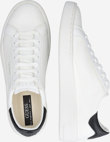 Sneaker low 'Verona' de la GUESS pe alb