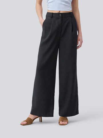 modström Wide leg Pleat-Front Pants 'Gale' in Black: front