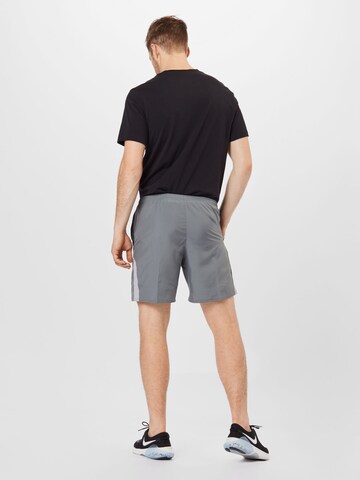 NIKE Regular Sportshorts in Grau