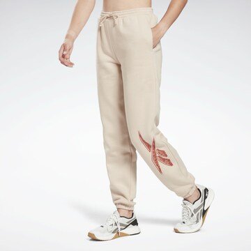 Tapered Pantaloni sportivi 'Modern Safari' di Reebok in beige: frontale