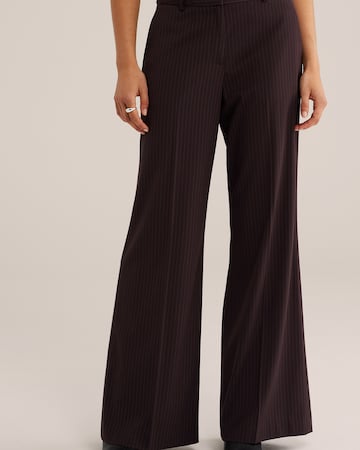 Wide leg Pantaloni cu dungă de la WE Fashion pe roșu: față