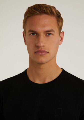 CHASIN' Shirt in Black