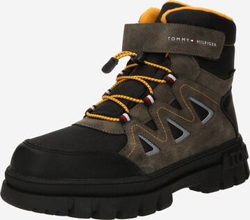 Boots di TOMMY HILFIGER in marrone: frontale