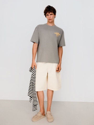 Bershka T-shirt 'PARADISE CLUB' i grå