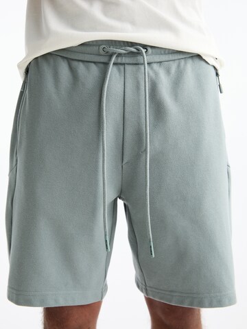 Pull&Bear Loosefit Shorts in Grün