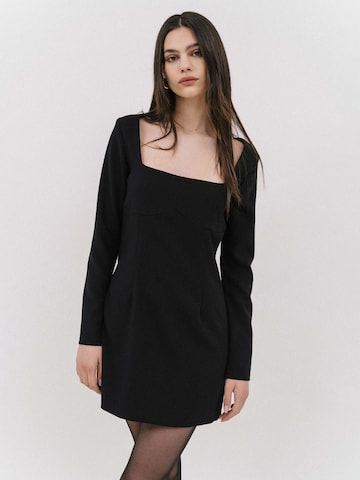 4TAILORS Klänning i svart: framsida