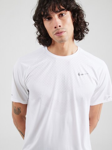 T-Shirt fonctionnel 'Stride' NIKE en blanc