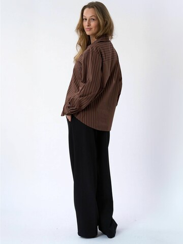 TEESHOPPEN - Camisa ' Thalia ' em castanho